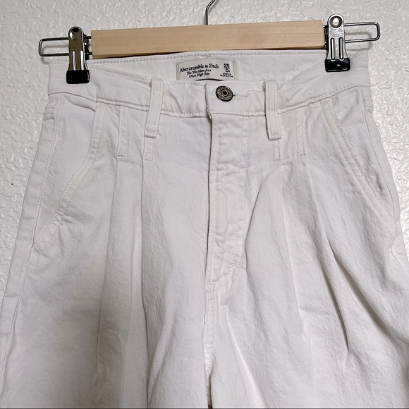 Abercrombie & Fitch Ultra High Rise White 80s Mom Jean - Picture 2 of 4